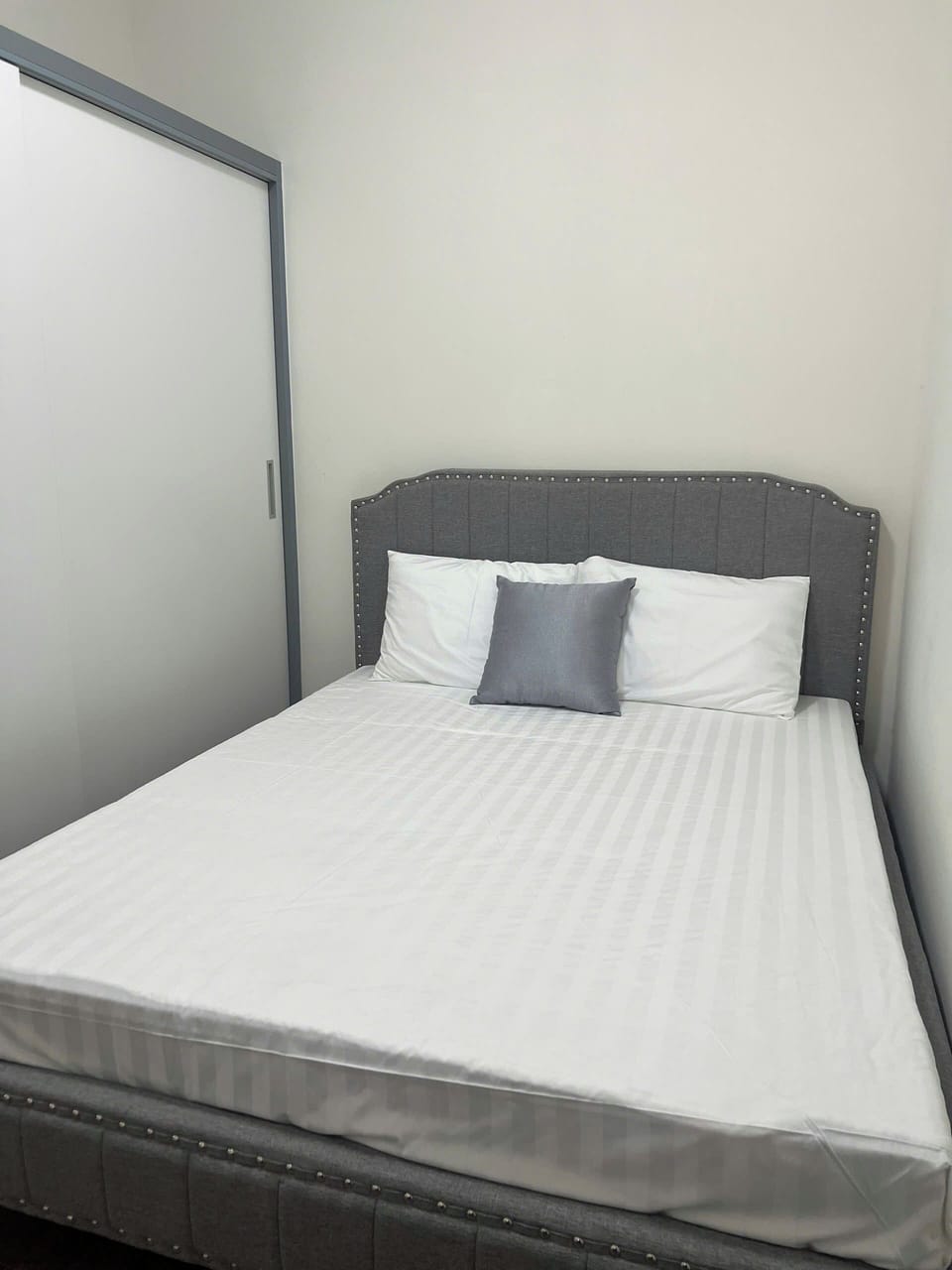 Desk, soundproofing, iron/ironing board, WiFi (free)