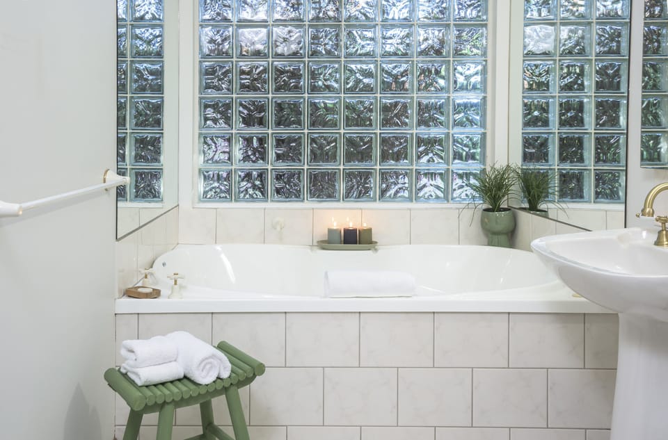 Botanica Retreat - Village Spa & Stay Cabin in Olinda
