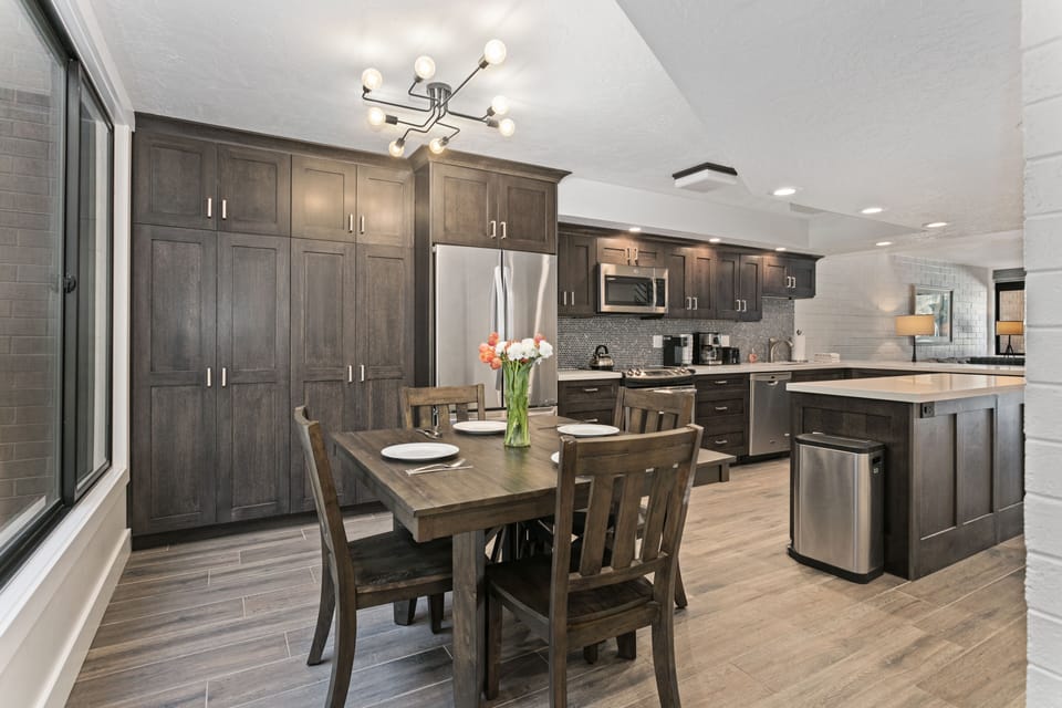 Deluxe Condo, Golf View | In-room dining