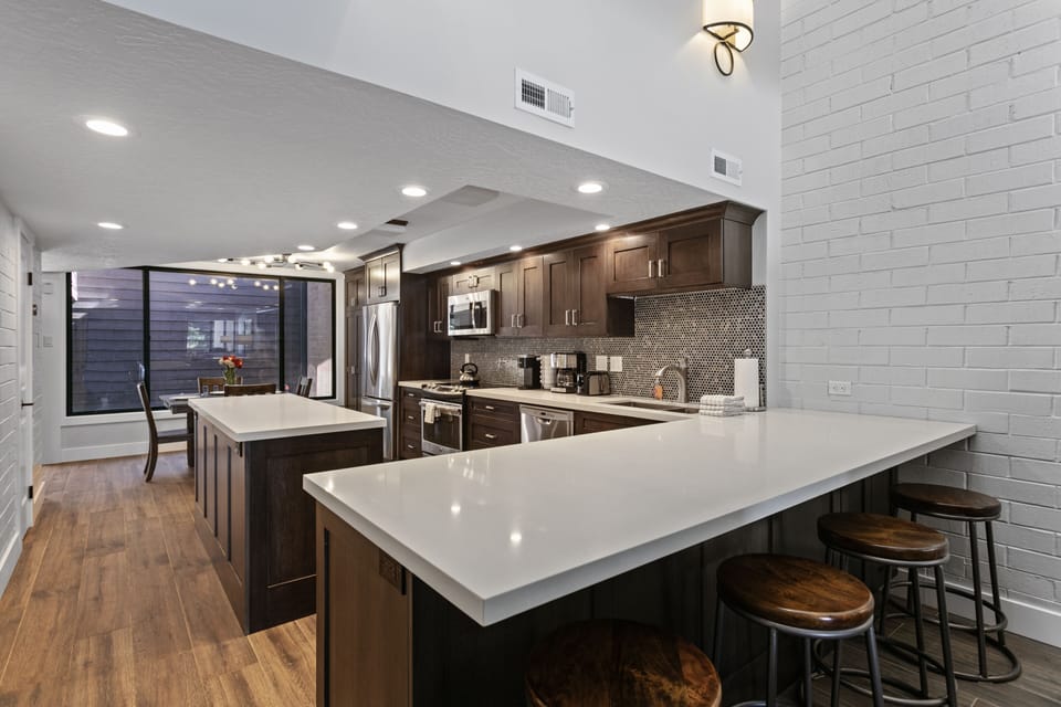 Deluxe Condo, Golf View | Private kitchen | Full-size fridge, microwave, oven, dishwasher