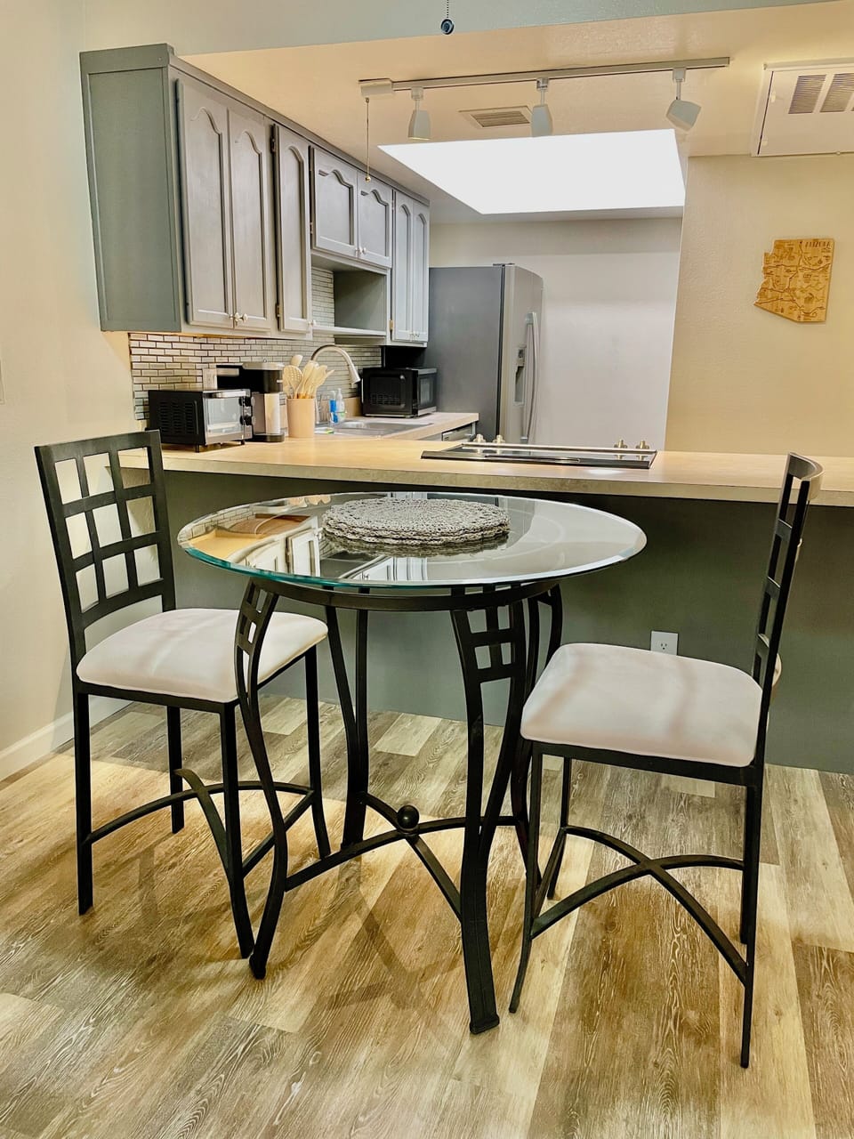 Cute dining area.
