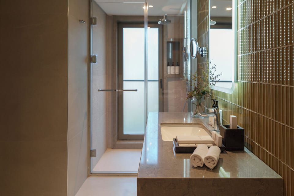 Deluxe Room | Bathroom | Eco-friendly toiletries, hair dryer, bathrobes, slippers