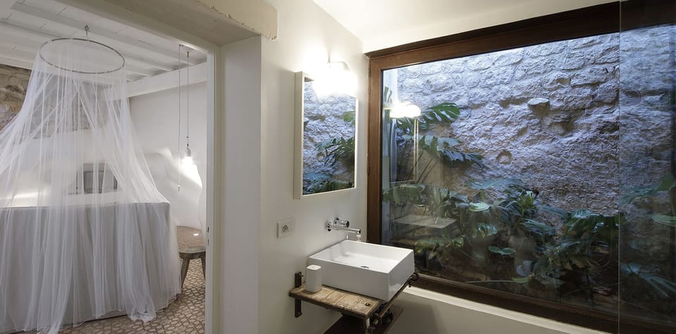 Luxury Room, City View | Bathroom | Hair dryer, bidet