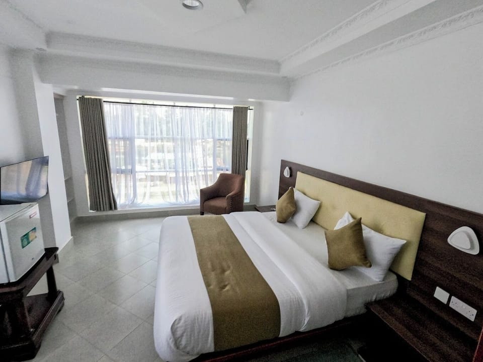 Deluxe Double Room | In-room safe, iron/ironing board, free WiFi