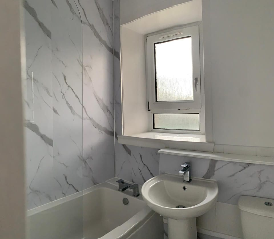 Apartment | Bathroom | Shower, free toiletries, hair dryer, towels