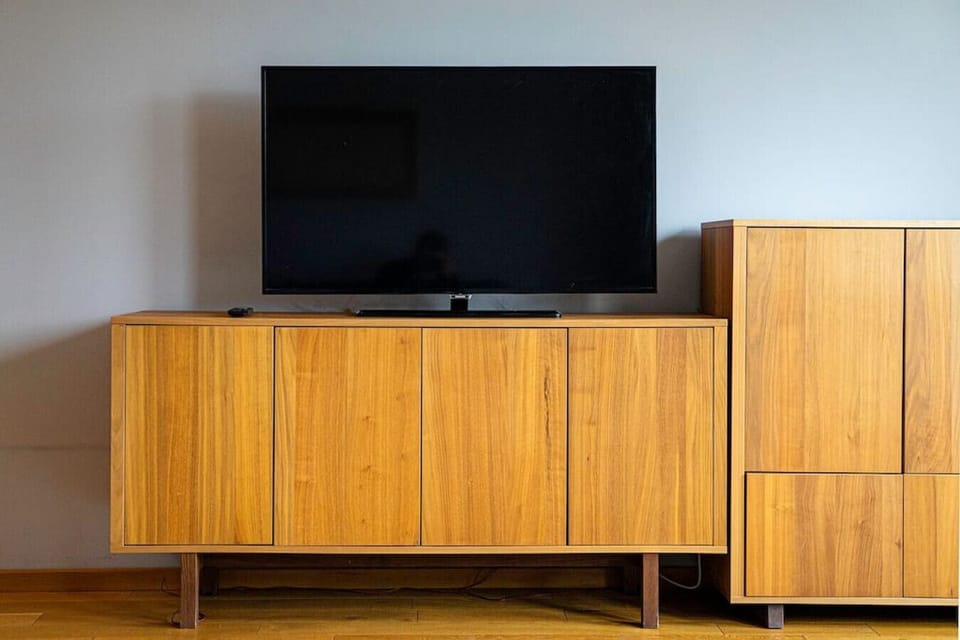 Smart TV For Evening Entertainment | Book Now with RENTUJEMY