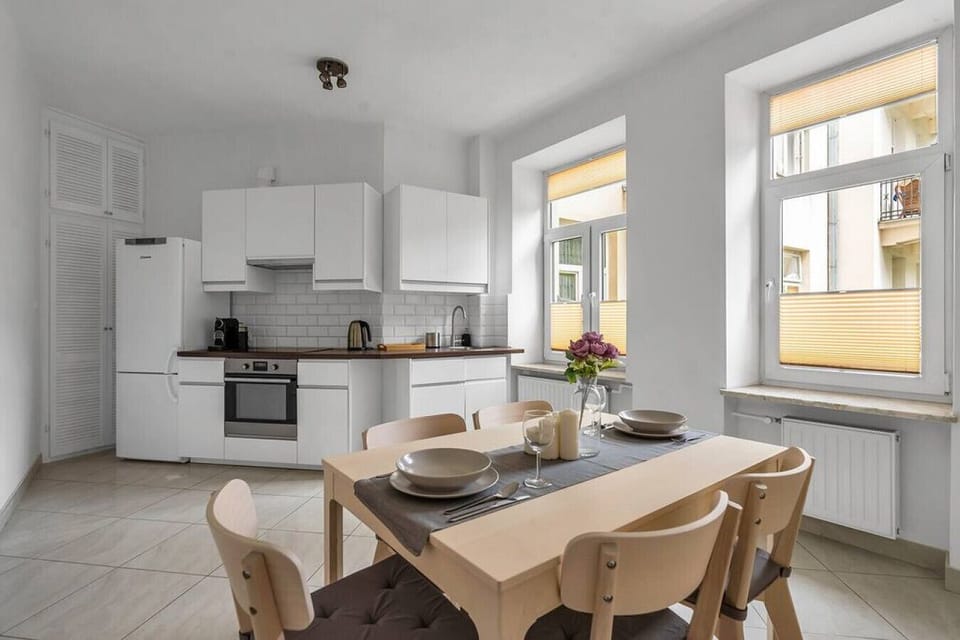 Kitchen and Dining Area - Book Now with RENTUJEMY.COM