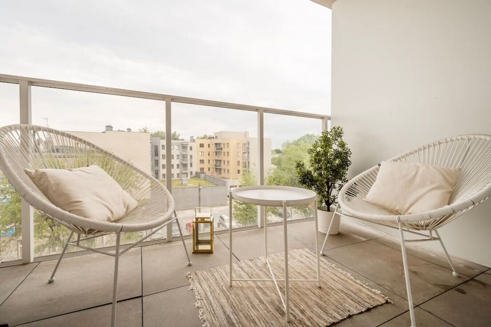 Balcony – Cozy Seating, Table with Chairs, Relaxing View – Book Now with Rentujemy.com