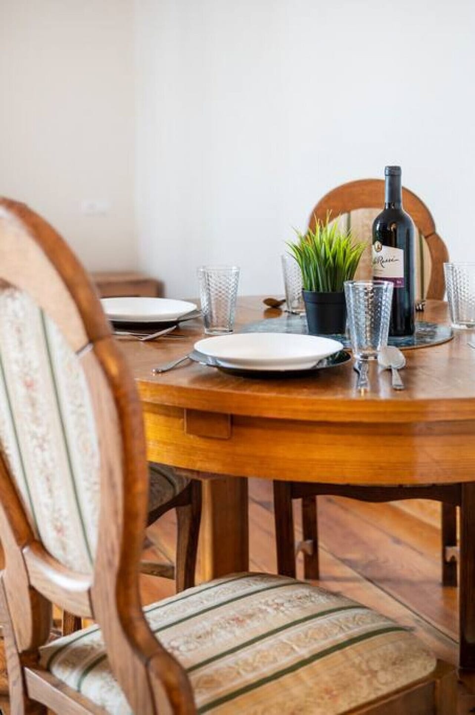 Dining Area - Book Now With RENTUJEMY.COM