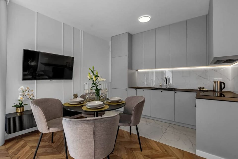 Dining Area for Four | Book Now with RENTUJEMY
