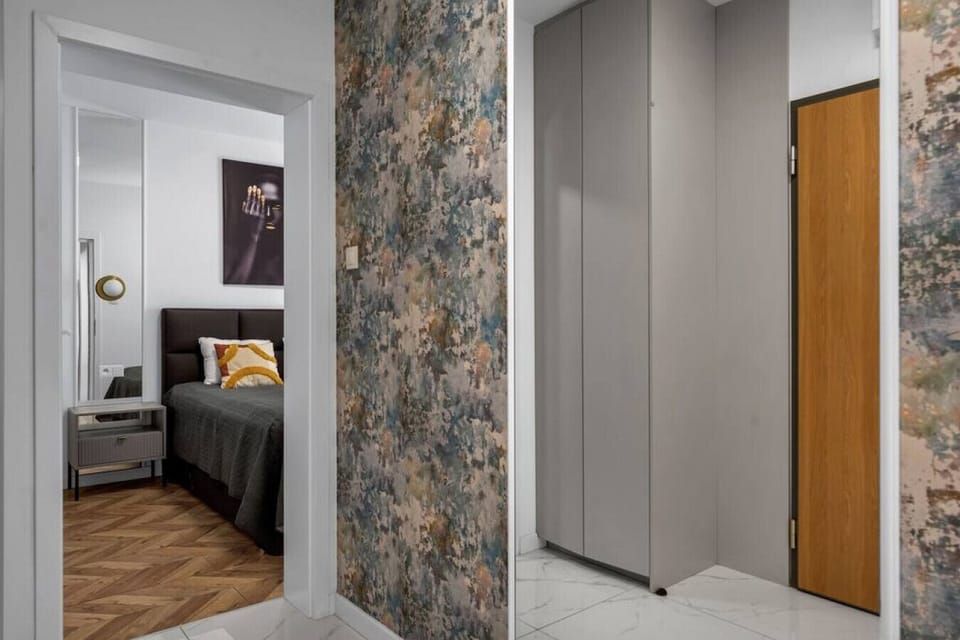 Private Bedroom with Queen Bed | Book Now with RENTUJEMY