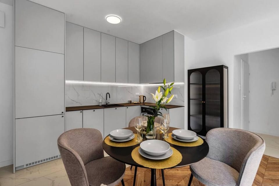 Dining Area for Four | Book Now with RENTUJEMY
