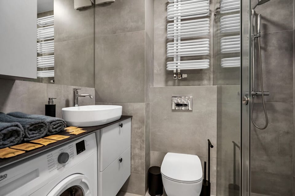 Bathroom with Shower | Book Now with RENTUJEMY.COM