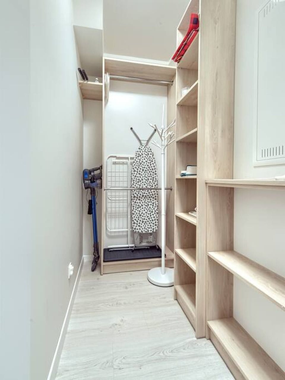 Spacious Wardrobe | Book Now With RENTUJEMY