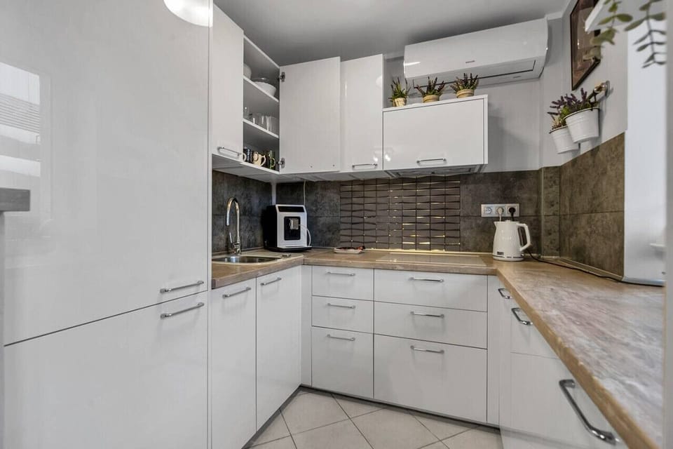 Kitchen | Book Now with RENTUJEMY.COM