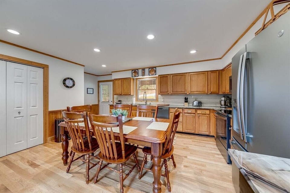 Kitchen area with dining table