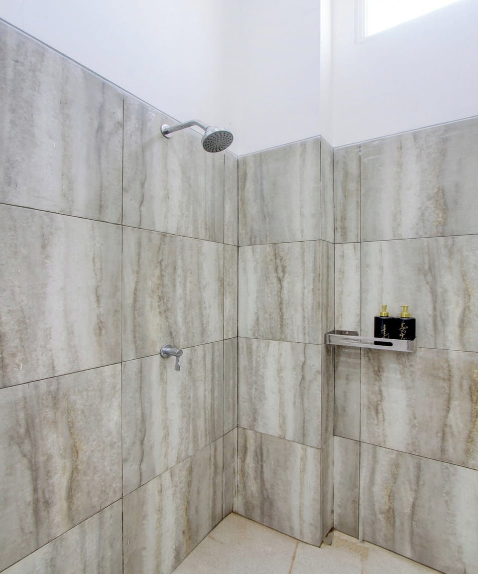 Standard Suite | Bathroom | Shower, towels