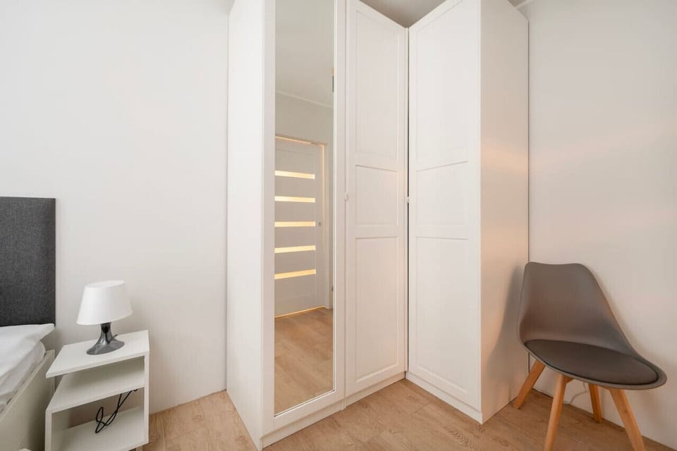 Private Bedroom with Queen Bed | Book Now with RENTUJEMY