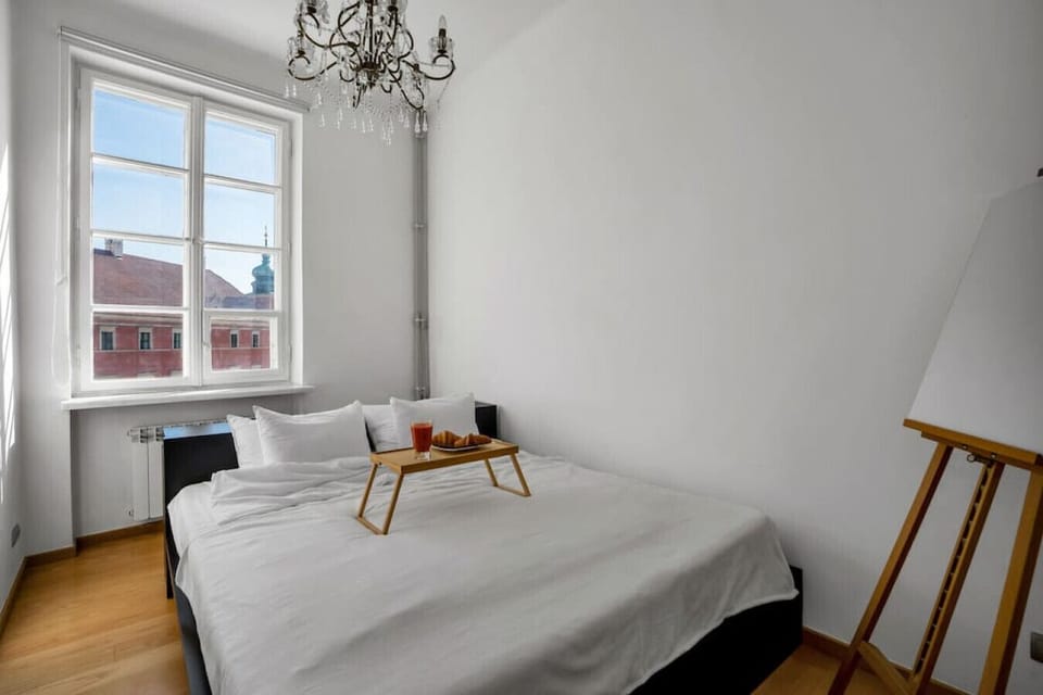Private Bedroom with Queen Bed | Book Now with RENTUJEMY