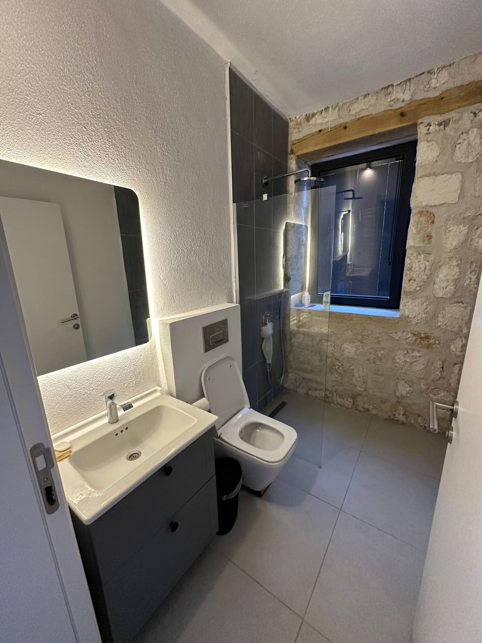 Deluxe Villa | Bathroom | Shower, hydromassage showerhead, hair dryer, slippers
