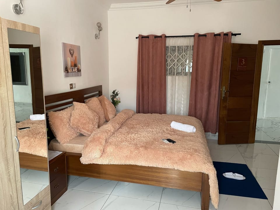 Deluxe Room, 1 Queen Bed | Minibar, desk, soundproofing, WiFi (free)