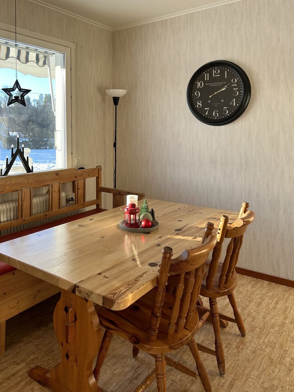 Dining table seats 5 as standard, 7 using extra chairs (in outdoor dining area).