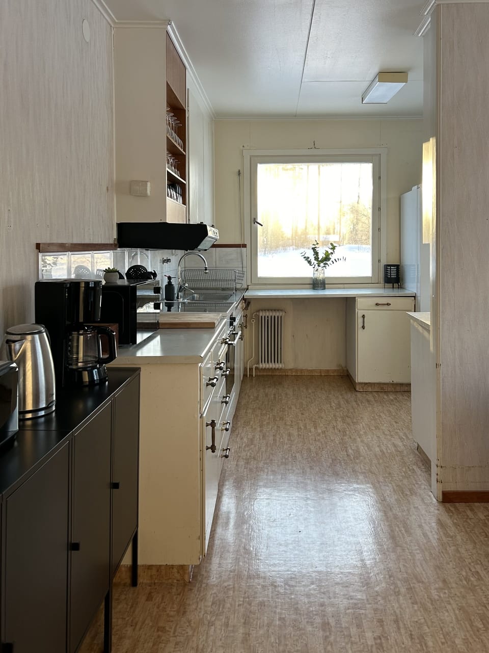 Very well equipped kitchen. New oven, microwave and American fridge freezer.