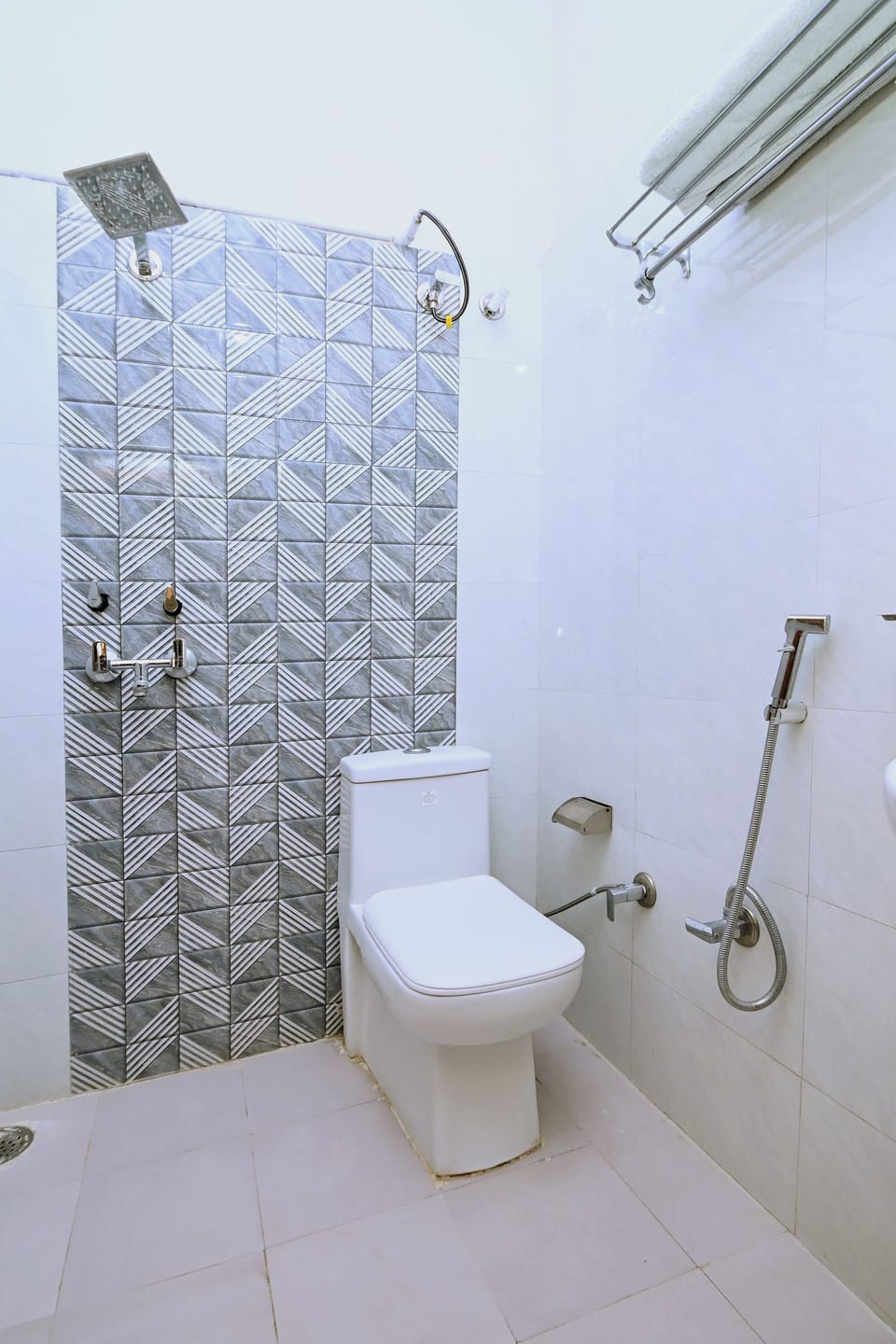 Deluxe Room | Bathroom | Shower, slippers, towels, soap