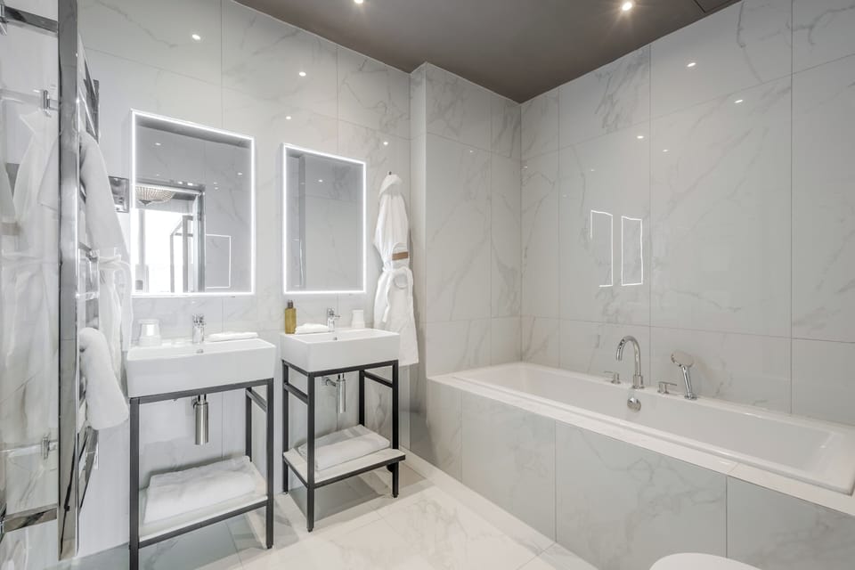 Junior Suite | Bathroom | Hair dryer, bathrobes, towels