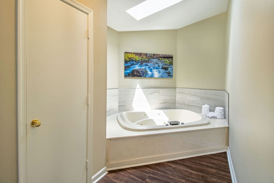 Whirlpool tub located in bedroom