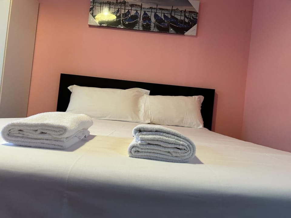 Standard Room, City View | Desk, free WiFi