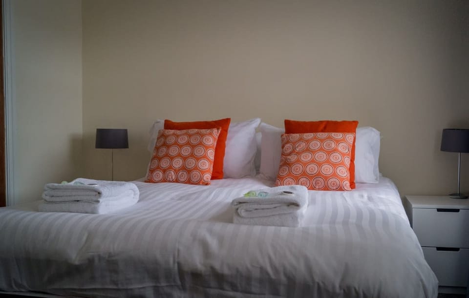 The Racecourse Gathering 5 Bed - Sleeps 12 City Centre House in Chester