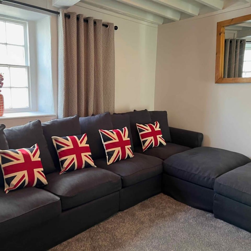 House | 4 bedrooms, desk