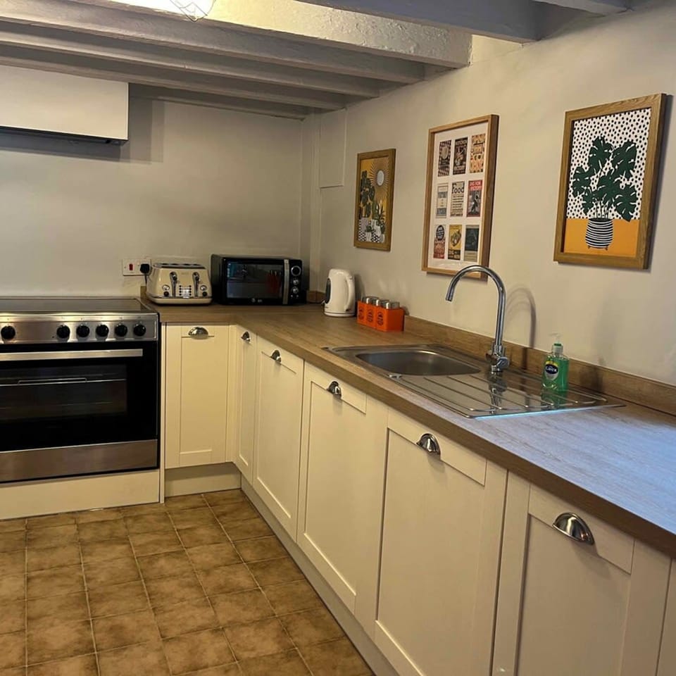House | 4 bedrooms, desk