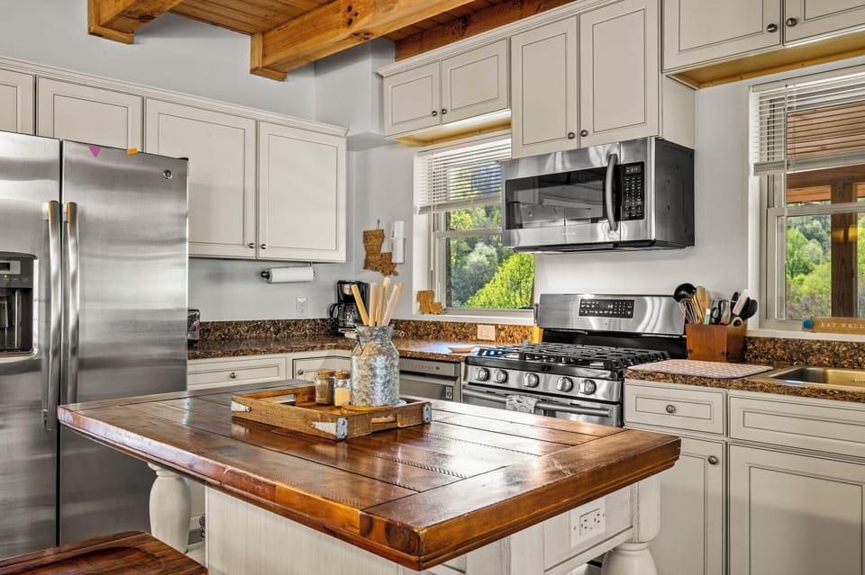Culinary Charm: A modern, rustic kitchen perfect for preparing mountain feasts.