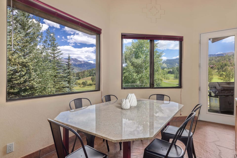 Dining Room - Eat in kitchen area and breakfast nook with seating for 6