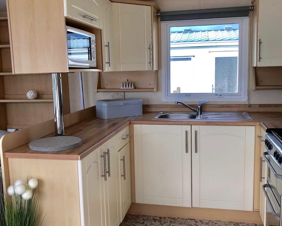 Cabin | Private kitchen | Fridge, microwave, oven, stovetop