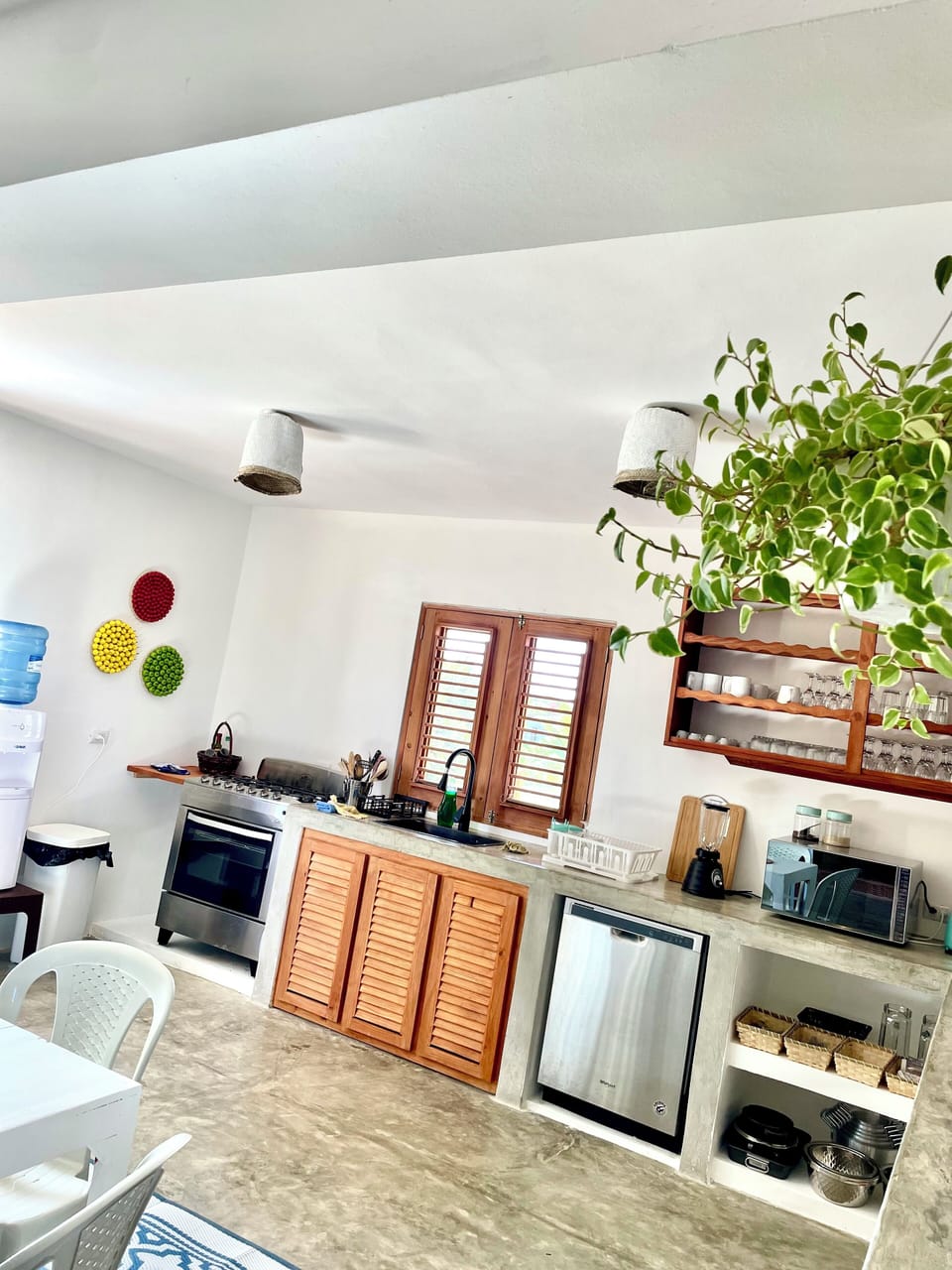 Full-size fridge, microwave, oven, dishwasher