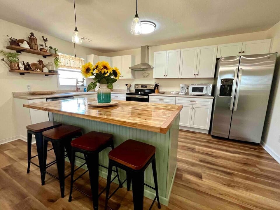 Kitchen with all major appliances