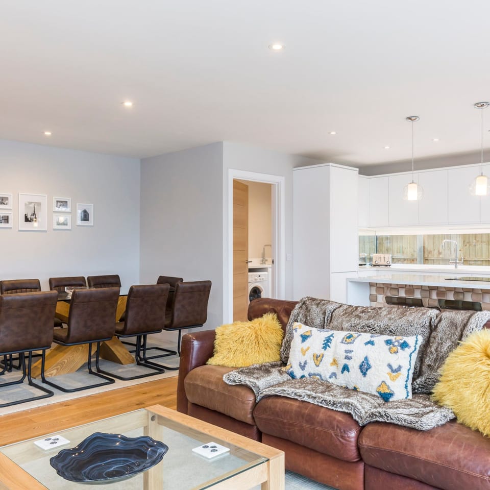 House | 4 bedrooms, desk, iron/ironing board, Internet