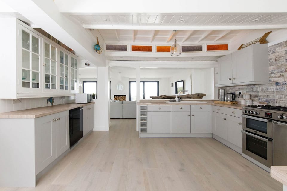House | 4 bedrooms, desk, iron/ironing board, high-speed internet