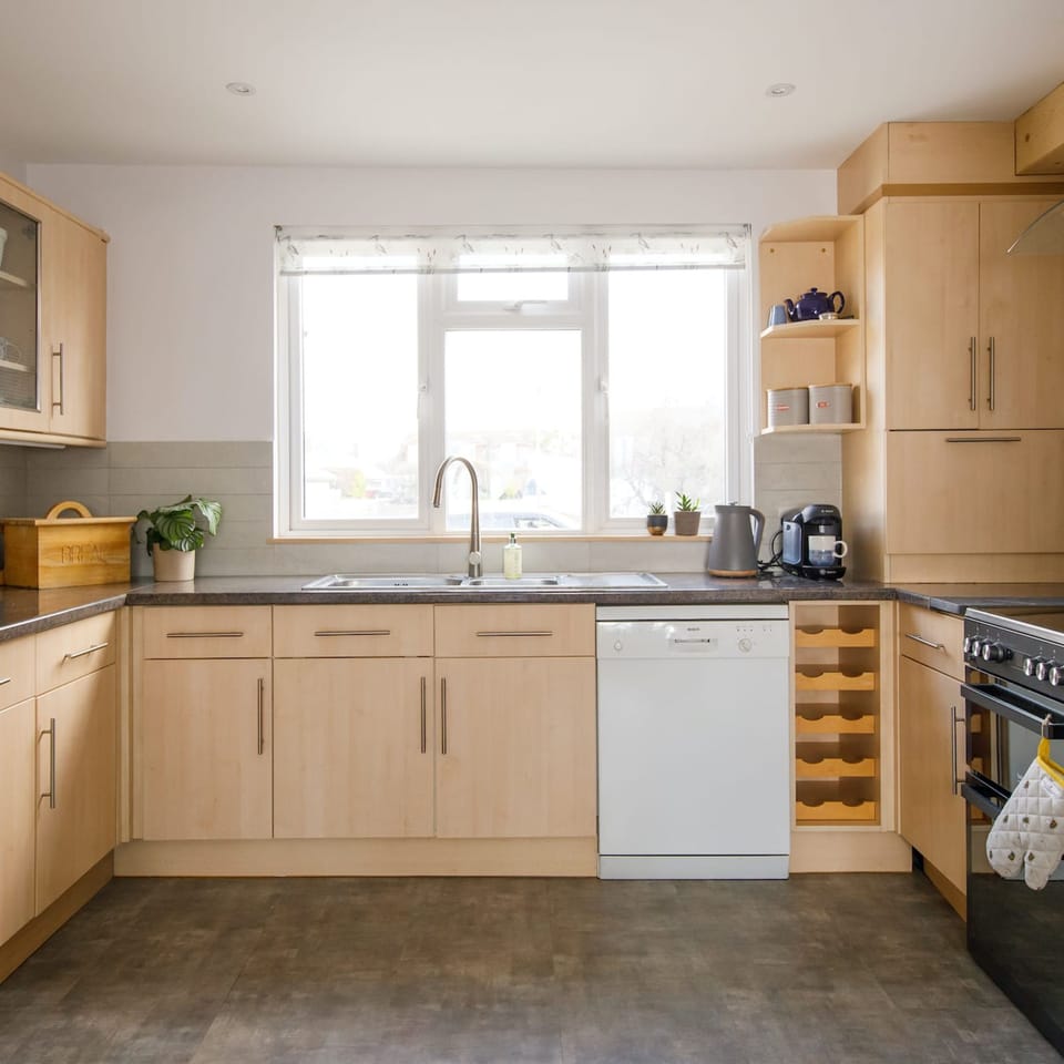 House | 6 bedrooms, desk, iron/ironing board, Internet