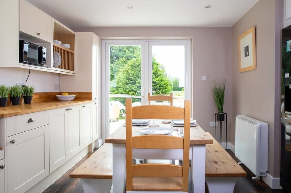 House | 4 bedrooms, desk, iron/ironing board, high-speed internet