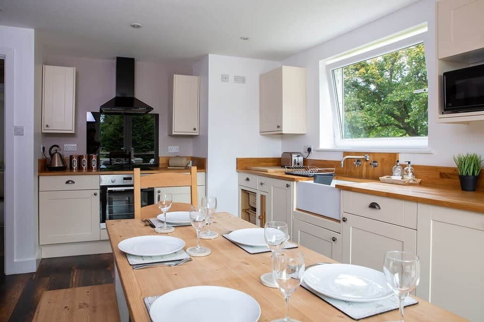 House | 4 bedrooms, desk, iron/ironing board, high-speed internet