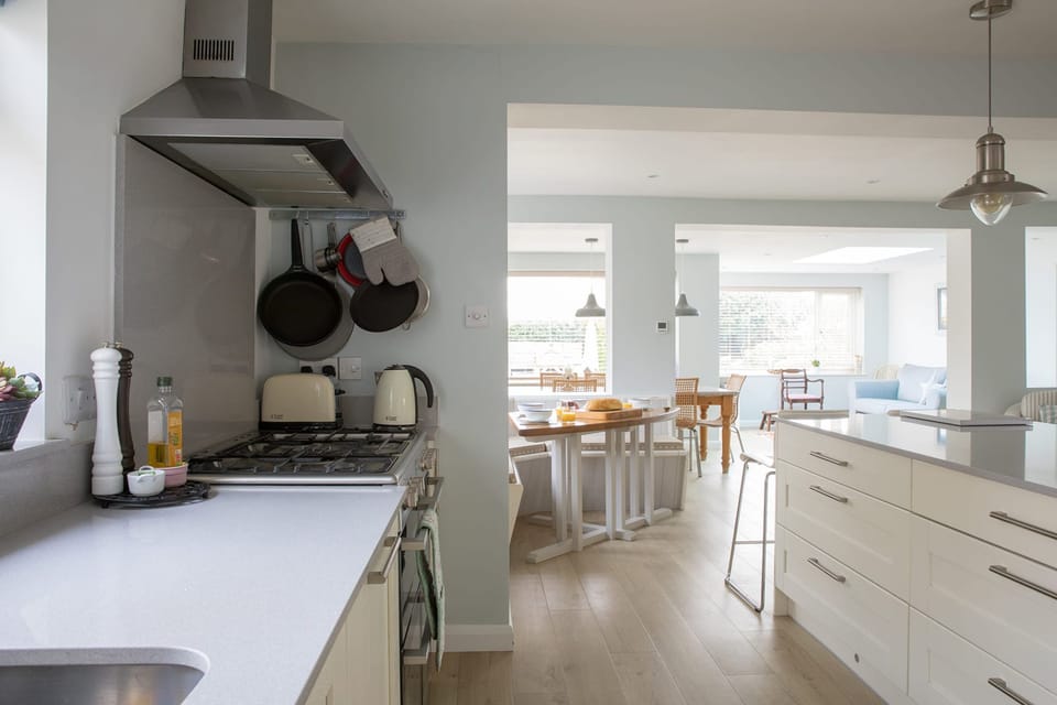 House | 5 bedrooms, desk, iron/ironing board, Internet