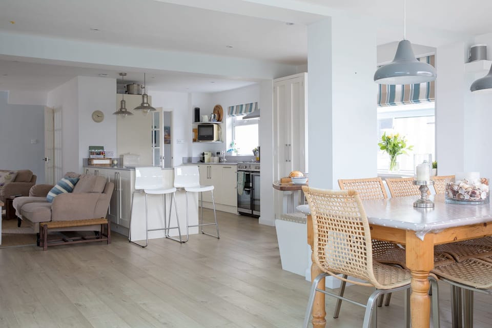 House | 5 bedrooms, desk, iron/ironing board, Internet