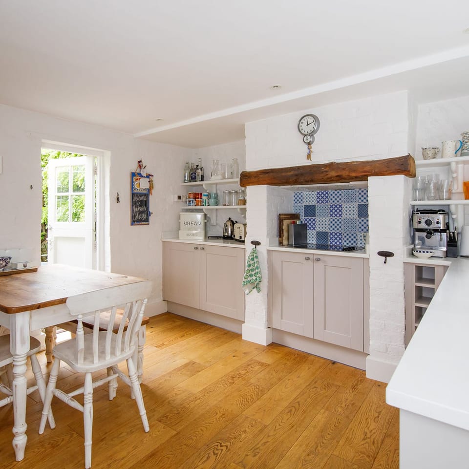 House | 4 bedrooms, iron/ironing board, Internet