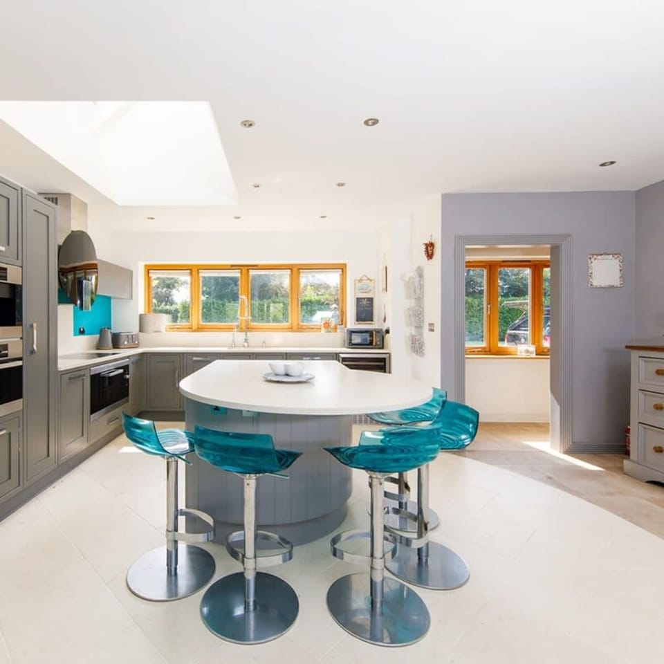 House | 6 bedrooms, iron/ironing board, Internet