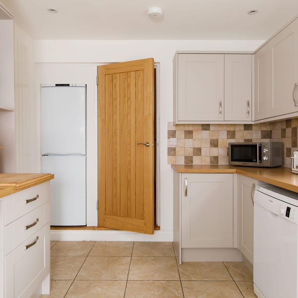 House | 4 bedrooms, iron/ironing board, Internet