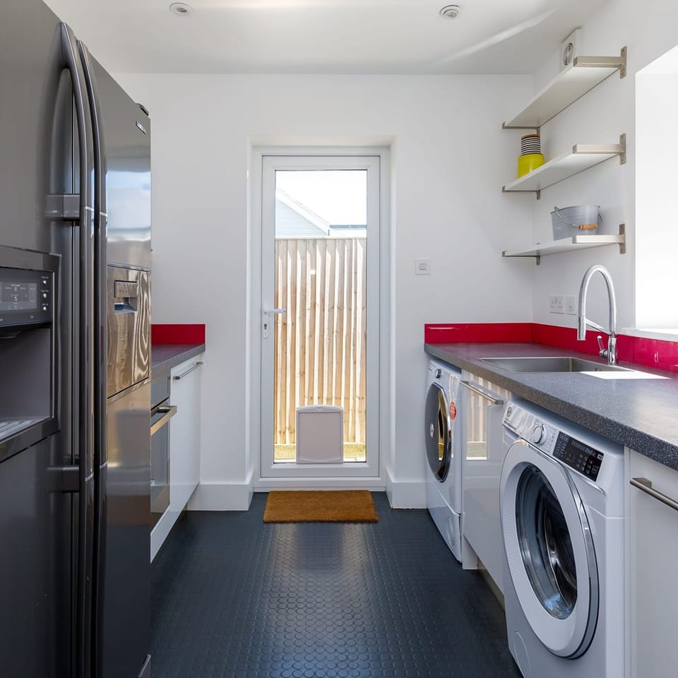 House | 5 bedrooms, iron/ironing board, Internet
